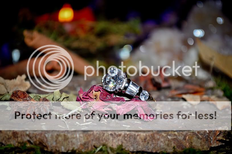 http://i710.photobucket.com/albums/ww101/lothorianmagick/Haunted/DSC_0230x.jpg