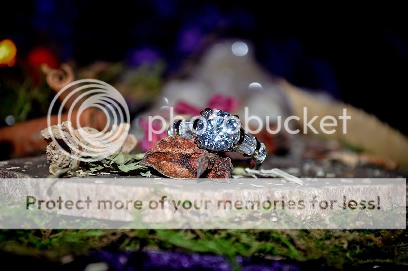 http://i710.photobucket.com/albums/ww101/lothorianmagick/Haunted/DSC_0246x.jpg