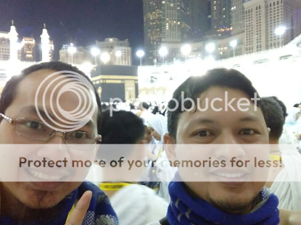 Di Masjidil Haram bersama Adi Zulfikar, selepas thawaf, masih dengan mata bengkak karena kebanyakan menangis :D